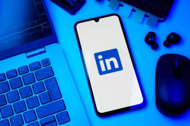Prag, Çek Cumhuriyeti - 720 2024: Yüzeyde LinkedIn logosunu gösteren akıllı telefon