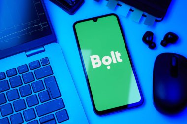 Prag, Çek Cumhuriyeti - 720 2024: Bolt logosunu gösteren akıllı telefon