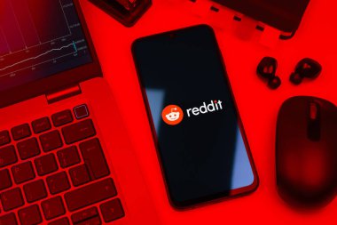 Prag, Çek Cumhuriyeti - 720 2024: Reddit logosunu gösteren akıllı telefon