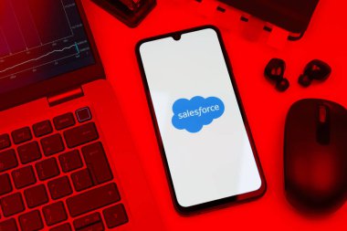 Prag, Çek Cumhuriyeti - 720 2024: Satış gücü logosunu gösteren akıllı telefon