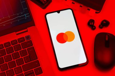 Prag, Çek Cumhuriyeti - 720 2024: Yüzeyde Mastercard logosu gösteren akıllı telefon