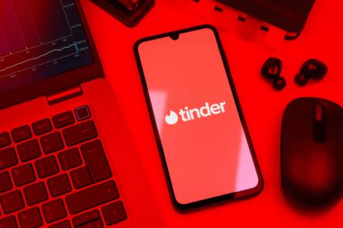 Prag, Çek Cumhuriyeti - 720 2024: Tinder logosunu gösteren akıllı telefon