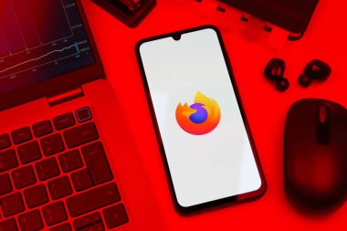 Prag, Çek Cumhuriyeti - 720 2024: Firefox logosunu gösteren akıllı telefon