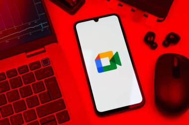 Prag, Çek Cumhuriyeti - 720 2024: Google Meet logosunu gösteren akıllı telefon