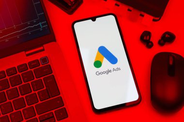Prag, Çek Cumhuriyeti - 720 2024: Google Ağ logosunu gösteren akıllı telefon