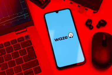 Prag, Çek Cumhuriyeti - 720 2024: Waze logosunu gösteren akıllı telefon