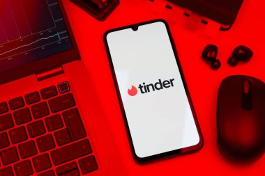 Prag, Çek Cumhuriyeti - 720 2024: Tinder logosunu gösteren akıllı telefon