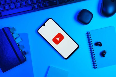 Prag, Çek Cumhuriyeti - 720 2024: Youtube logosunu gösteren akıllı telefon