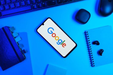 Prag, Çek Cumhuriyeti - 720 2024: Google logosunu gösteren akıllı telefon