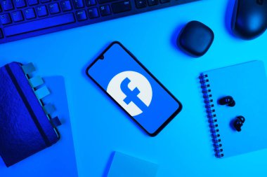 Prag, Çek Cumhuriyeti - 720 2024: Facebook logosu gösteren akıllı telefon