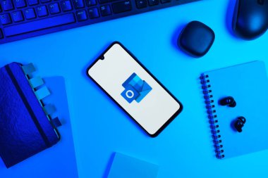 Prag, Çek Cumhuriyeti - 730 2024: Microsoft Outlook logosunu gösteren akıllı telefon.