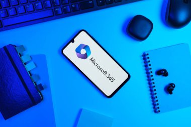 Prag, Çek Cumhuriyeti - 720 2024: Microsoft 365 logosunu gösteren akıllı telefon