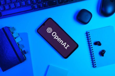 Prag, Çek Cumhuriyeti - 720 2024: OpenAI logosunu gösteren akıllı telefon