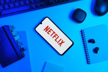 Prag, Çek Cumhuriyeti - 720 2024: Netflix logosunu gösteren akıllı telefon
