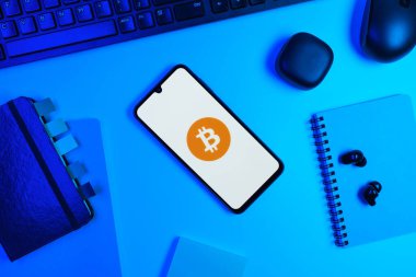 Prag, Çek Cumhuriyeti - 720 2024: Bitcoin logosunu gösteren akıllı telefon