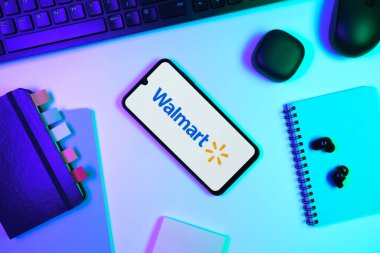Prag, Çek Cumhuriyeti - 720 2024: Walmart logosunu gösteren akıllı telefon