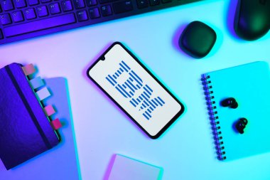 Prag, Çek Cumhuriyeti - 720 2024: Yüzeyde IBM logosu gösteren akıllı telefon