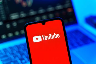 Prag, Çek Cumhuriyeti - 720 2024: Youtube logosunu gösteren akıllı telefon