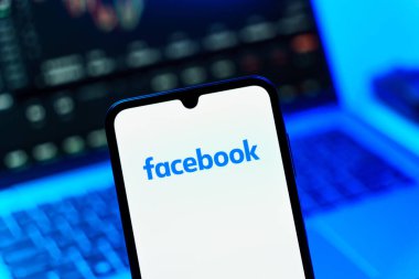 Prag, Çek Cumhuriyeti - 720 2024: Facebook logosu gösteren akıllı telefon