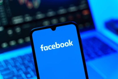 Prag, Çek Cumhuriyeti - 720 2024: Facebook logosu gösteren akıllı telefon