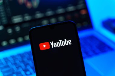 Prag, Çek Cumhuriyeti - 720 2024: Youtube logosunu gösteren akıllı telefon