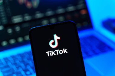 Prag, Çek Cumhuriyeti - 720 2024: TikTok logosunu gösteren akıllı telefon