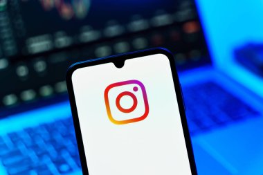 Prag, Çek Cumhuriyeti - 720 2024: Instagram logosu gösteren akıllı telefon