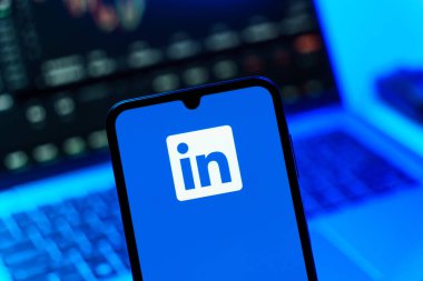 Prag, Çek Cumhuriyeti - 720 2024: Yüzeyde LinkedIn logosunu gösteren akıllı telefon