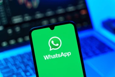 Prag, Çek Cumhuriyeti - 720 2024: Yüzeyde WhatsApp logosunu gösteren akıllı telefon
