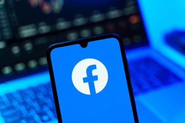 Prag, Çek Cumhuriyeti - 720 2024: Facebook logosu gösteren akıllı telefon