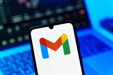 Prag, Çek Cumhuriyeti - 720 2024: Gmail logosunu gösteren akıllı telefon