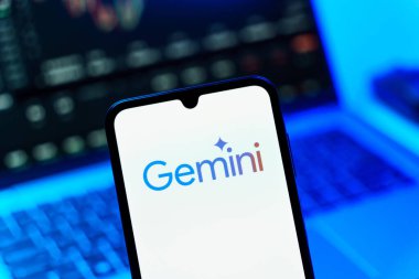 Prag, Çek Cumhuriyeti - 720 2024: Gemini logosunu gösteren akıllı telefon