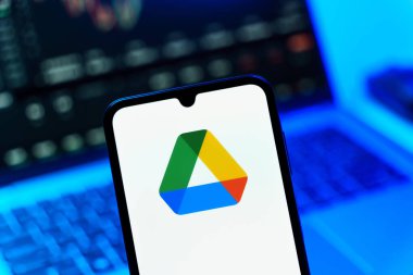 Prag, Çek Cumhuriyeti - 723 2024: Google Drive logosunu gösteren akıllı telefon.