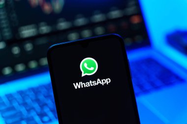 Prag, Çek Cumhuriyeti - 720 2024: Yüzeyde WhatsApp logosunu gösteren akıllı telefon