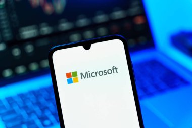 Prag, Çek Cumhuriyeti - 720 2024: Microsoft logosunu gösteren akıllı telefon
