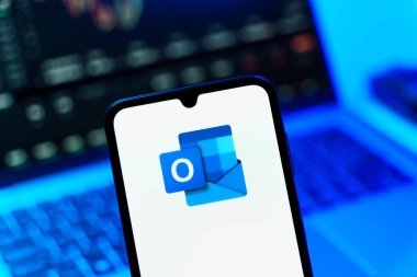 Prag, Çek Cumhuriyeti - 730 2024: Microsoft Outlook logosunu gösteren akıllı telefon.