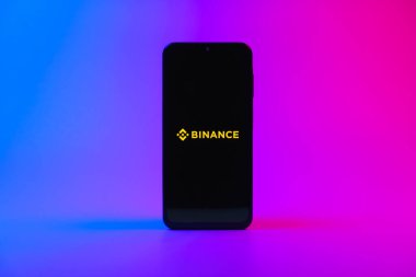 Prag, Çek Cumhuriyeti - 720 2024: Binance logosunu gösteren akıllı telefon