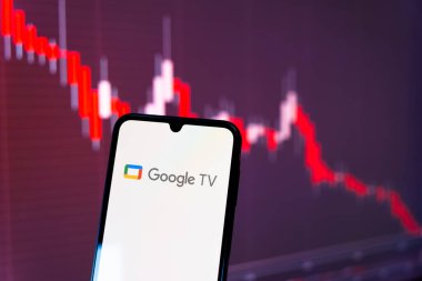 Prag, Çek Cumhuriyeti - 720 2024: Google TV logosunu gösteren akıllı telefon
