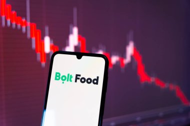 Prag, Çek Cumhuriyeti - 720 2024: Bolt Food logosunu gösteren akıllı telefon