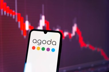 Prag, Çek Cumhuriyeti - 720 2024: Agoda logosunu gösteren akıllı telefon