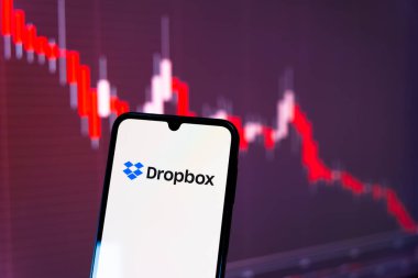 Prag, Çek Cumhuriyeti - 720 2024: Dropbox logosunu gösteren akıllı telefon