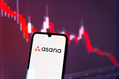 Prag, Çek Cumhuriyeti - 720 2024: Asana logosunu gösteren akıllı telefon
