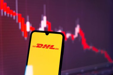 Prag, Çek Cumhuriyeti - 720 2024: DHL logosunu gösteren akıllı telefon