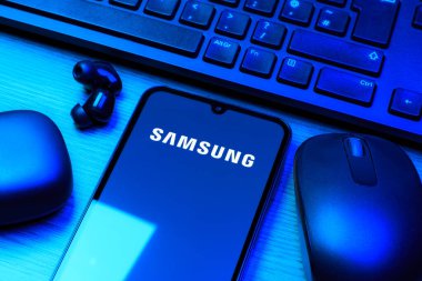 Prag, Çek Cumhuriyeti - 720 2024: Samsung logosunu gösteren akıllı telefon