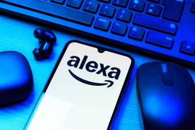 Prag, Çek Cumhuriyeti - 720 2024: Alexa logosunu gösteren akıllı telefon