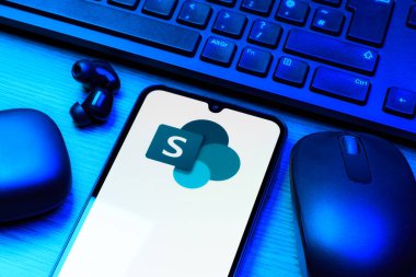 Prag, Çek Cumhuriyeti - 10 21 2024: Microsoft Sharepoint logosunu gösteren akıllı telefon.