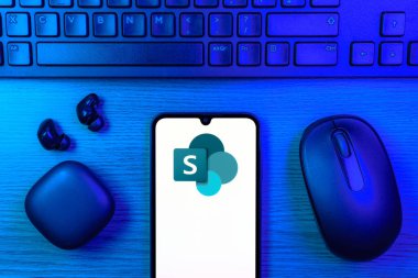 Prag, Çek Cumhuriyeti - 10 21 2024: Microsoft Sharepoint logosunu gösteren akıllı telefon.