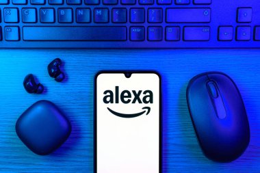 Prag, Çek Cumhuriyeti - 720 2024: Alexa logosunu gösteren akıllı telefon