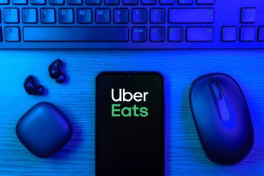 Prag, Çek Cumhuriyeti - 720 2024: Uber Eats logosunu gösteren akıllı telefon