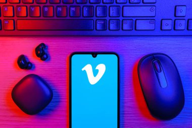 Prag, Çek Cumhuriyeti - 720 2024: Vimeo logosunu gösteren akıllı telefon